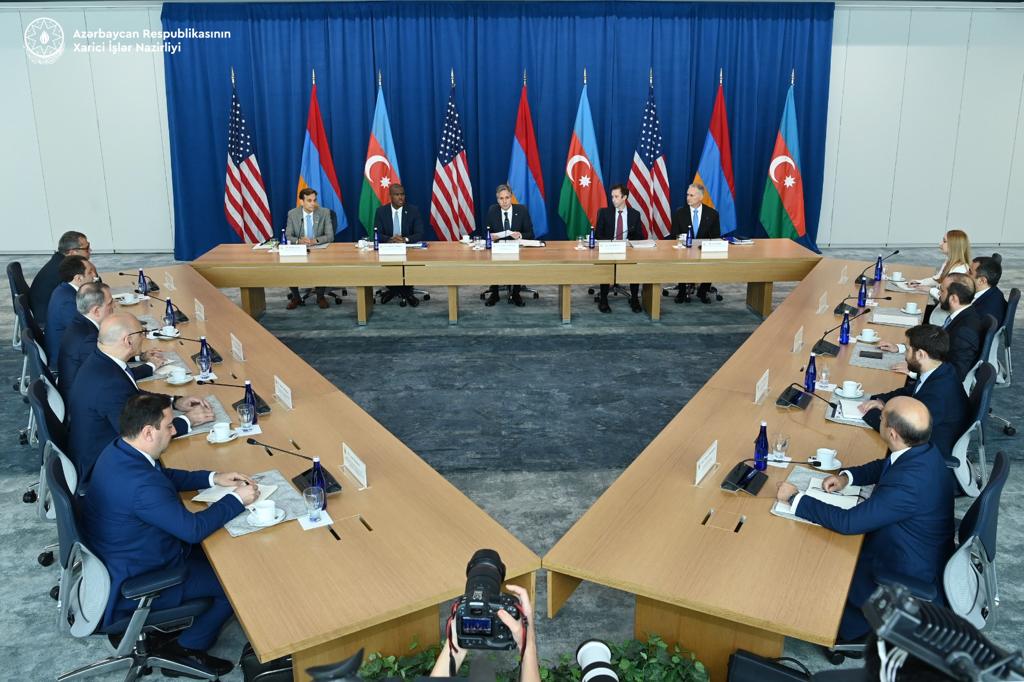 AzerbaijanMFA's tweet photo. Today, Foreign Minister @Bayramov_Jeyhun and Armenian Minister @AraratMirzoyan have continued discussions on draft Peace Agreement. 

Delegations had bilateral and trilateral meetings with US Secretary of State @SecBlinken on the results of the negotiations. https://t.co/ZEh4KiULmg