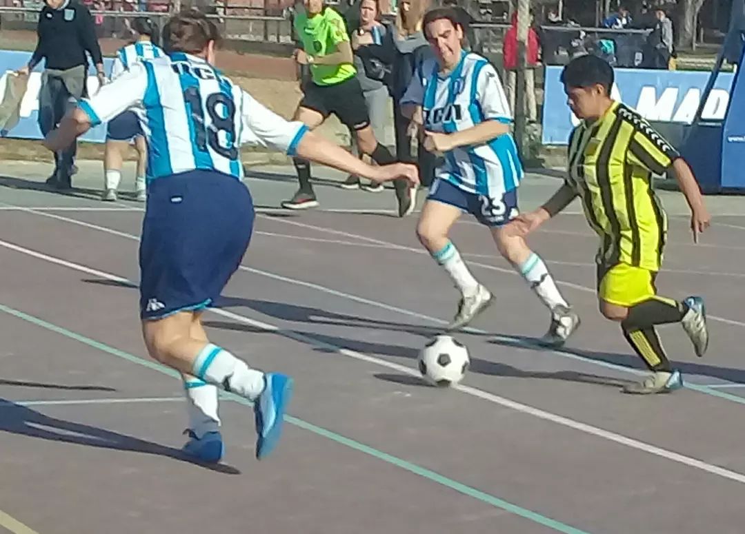 Domingo de copas! Nuestro representante femenino en la Copa Nacional de futsal inclusivo de clubes de Afa, sigue dando cátedra, goleadas sobre Talleres 6 a 0 y sobre Racing Club por 7 a 1, intratables nuestras pibas!