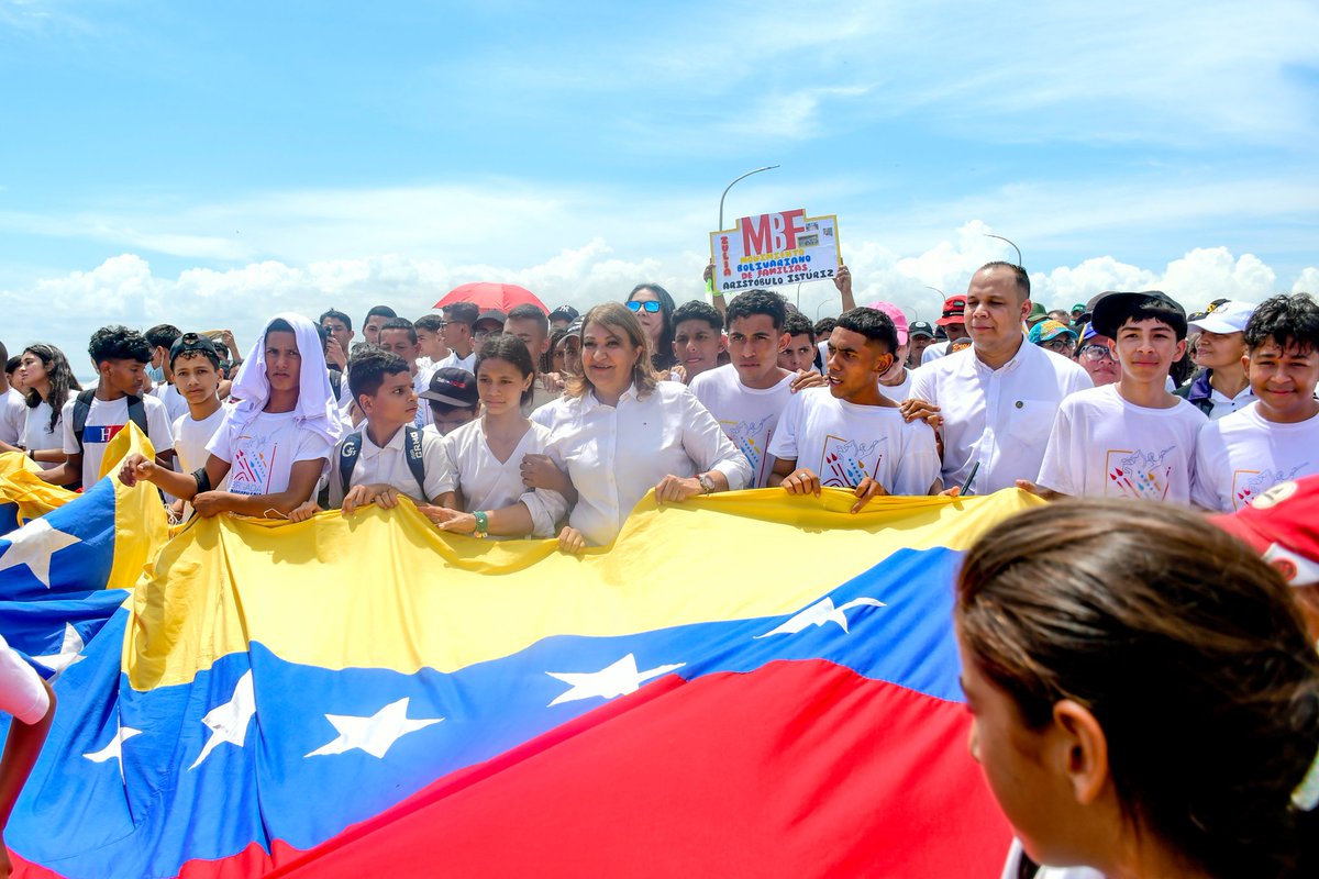 mineducacion_ve's tweet photo. ¡Viva Venezuela!

Promovemos el pensamiento descolonizador, formamos a la nueva generación, además abrimos espacios para debatir y compartir conocimiento.

Avanzaremos con estas brigadas en todos los estados.

@NicolasMaduro 
@_LaAvanzadora
#EmpoderarElPoderPopular https://t.co/tDPM9GK1fO