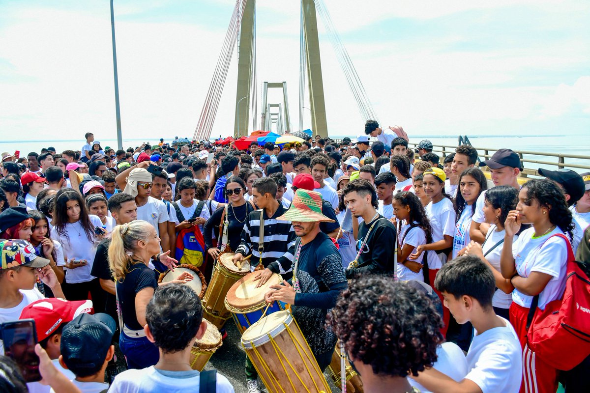 mineducacion_ve's tweet photo. ¡Viva Venezuela!

Promovemos el pensamiento descolonizador, formamos a la nueva generación, además abrimos espacios para debatir y compartir conocimiento.

Avanzaremos con estas brigadas en todos los estados.

@NicolasMaduro 
@_LaAvanzadora
#EmpoderarElPoderPopular https://t.co/tDPM9GK1fO