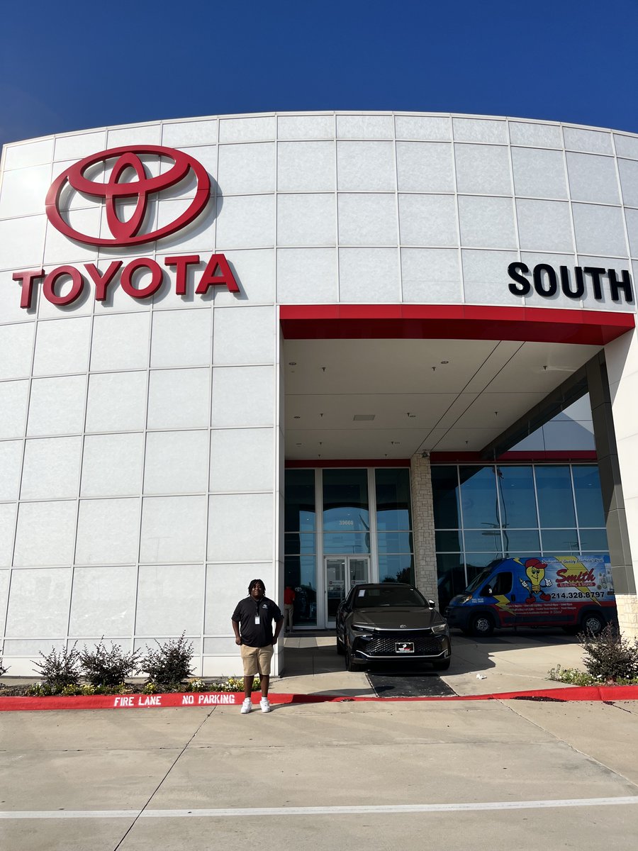LancasterISD's tweet photo. #TigerUpdate
Rising 11th-grader Cedric H. is the first-ever high school intern at South Toyota, and he's doing a great job! He's working through every department at the dealership and says he is learning a lot. Thank you to the Toyota Leadership Academy! #TigerUp
@webo_tigers https://t.co/WnGSfwNYCB