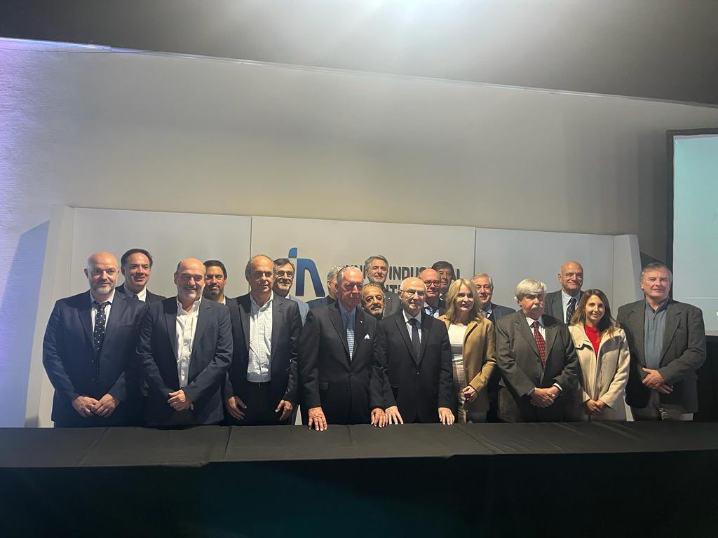 Asumí en el cargo de vicepresidente de la <a href="/UIAok/">UIA</a>. 
Es un gran honor, orgullo y compromiso!
Quiero agradecer a <a href="/UIAok/">UIA</a> por seguir confiando en mí , brindando lo mejor para una industria federal e inclusiva en Argentina!