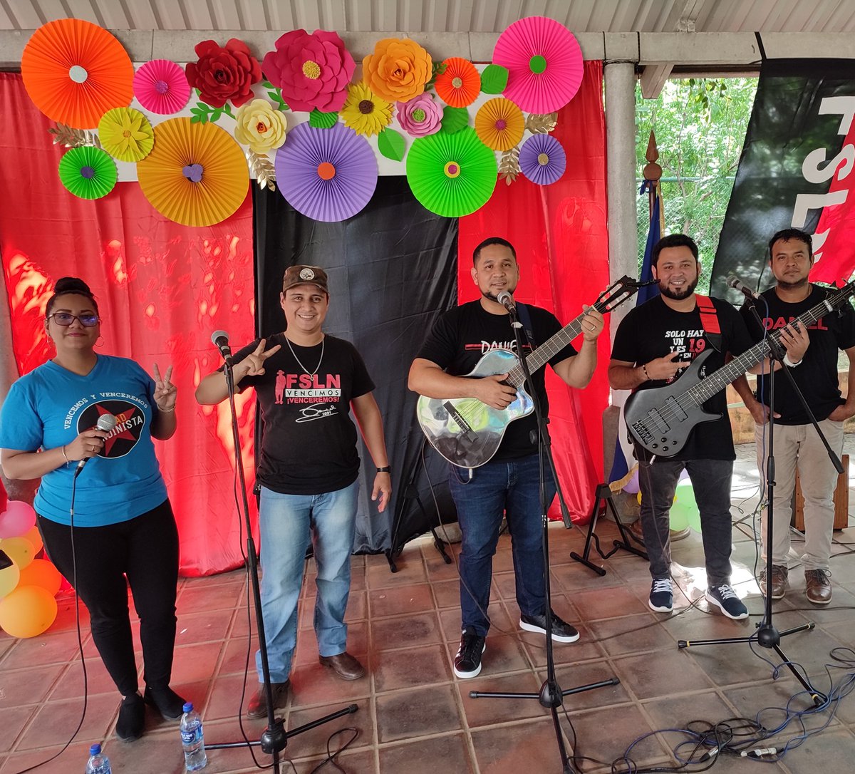 Grupo Musical Zenzontle Ya listos y preparados para la cantata de hoy en la Institución ENACAL
#CaminamosPorMasVictorias #2023JuntosVamosAdelante #PLOMO19 #Sandino #UnidosEnVictorias #JunioEnVictorias #ManaguaSandinista #FuerzaDeVictorias #Nicaragua
