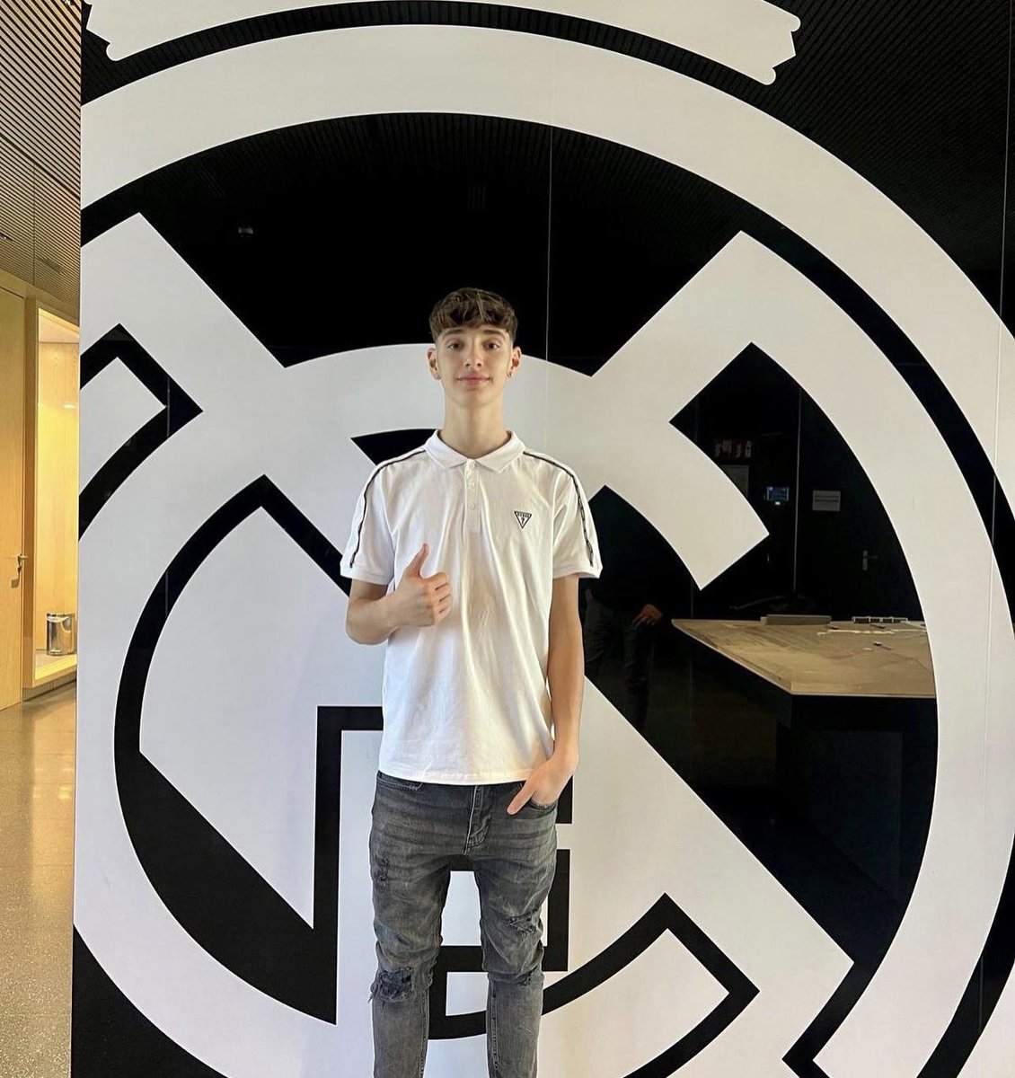 ControlyPase_es's tweet photo. 🖊️ ¡EL REAL MADRID REFUERZA LA PORTERÍA!

✅ La fábrica de porteros aumenta y esta vez se une al conjunto blanco Aaron Gómez procedente del Getafe

🔍 Portero nacido en 2007 de gran envergadura y que la temporada que viene jugará para el Juvenil C madridista https://t.co/bvwzZtfjVu