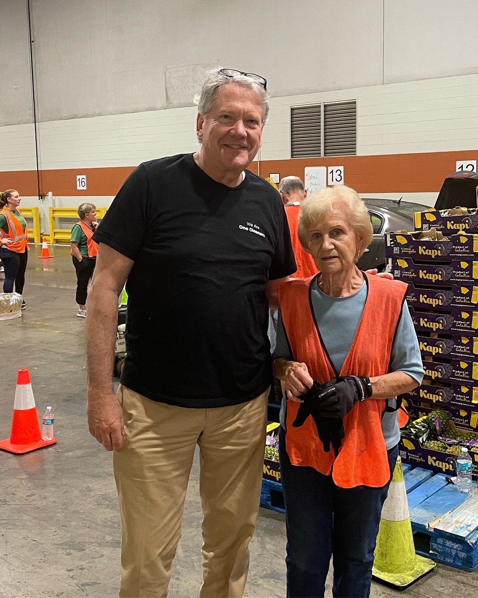 GleanersFBIndy's tweet photo. Mona is one of our super volunteers. She marked 2,500 hours of service tonight with cake and a visit from CEO Fred Glass. #WeFeedIND https://t.co/LOlGLrf5dA