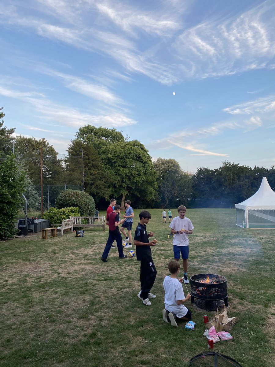 What a beautiful evening for firepits and marshmallows in the garden 🔥