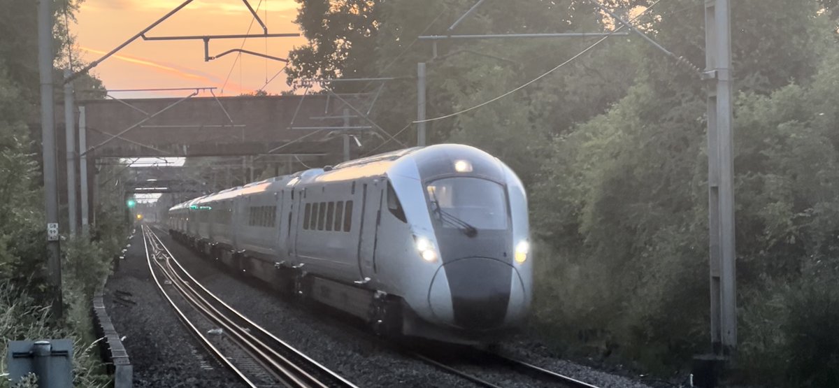 PlatformEdge1's tweet image. Avanti's new Hitachi trains!

Here is 805003 + 805001 passing Berkswell on a test run to London Euston 🌇 #Class805