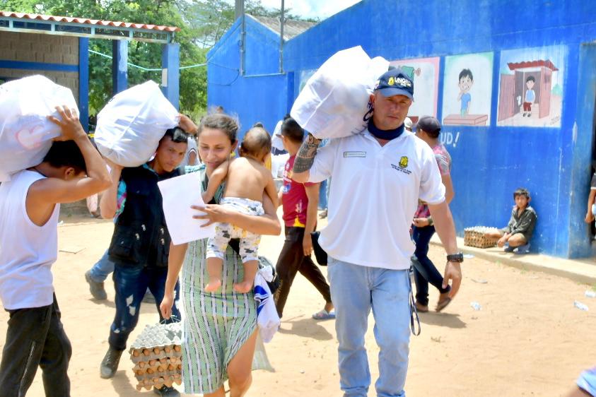 UNGRD's tweet photo. #GobiernoConElPueblo | Hoy continúa la entrega de Asistencia Humanitaria de Emergencia (#AHE) alimentaria en el municipio de #Manaure, #LaGuajira. Se están entregando 700 kits de alimentos perecederos y no perecederos a comunidades de La Gloria y Tawaya. https://t.co/dDVGLJJQv1
