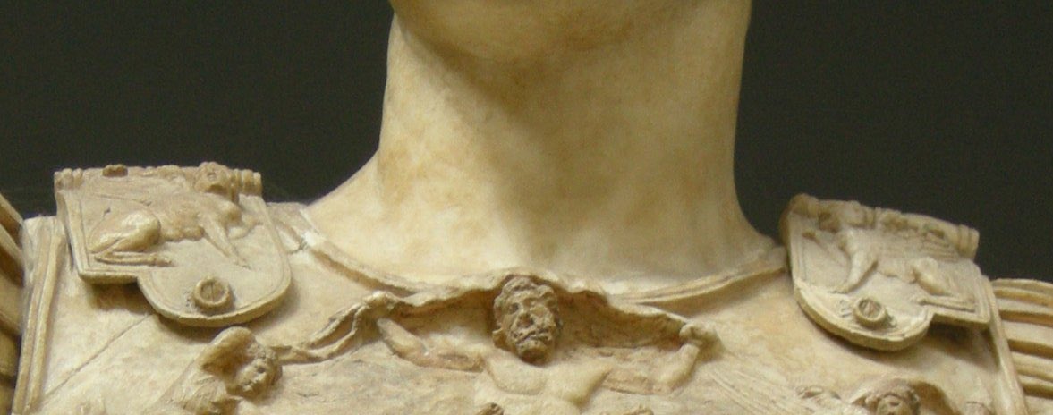 AliciaMimundo's tweet photo. #Escultura 

1. Estatua en mármol del emperador Augusto de Prima Porta (su nombre viene del lugar donde fue descubierta, en la villa de Livia en el suburbio romano de Prima Porta). 
Cuando la miras ves a un hombre joven, poderoso, en actitud de arengar a sus soldados. 
La escultura fue realizada cuando contaba 40 años de edad su rostro es joven y su porte vigoroso. Nos muestra un Augusto jefe militar con sus atributos tales como la lorica o coraza musculata (armadura que reproducía la musculatura del pecho, reservada a los rangos superiores) en la que está representa la recuperación de los estandartes perdidos en el año 53 a.C. tras la derrota aplastante de Marco Licinio Craso en la batalla de Carras donde además fue muerto. Se sujeta la coraza sobre sus hombros con dos fíbulas o broches con forma de esfinges, alusión a su victoria en la guerra civil tras la muerte de Julio César, su padre adoptivo. 
⤵️