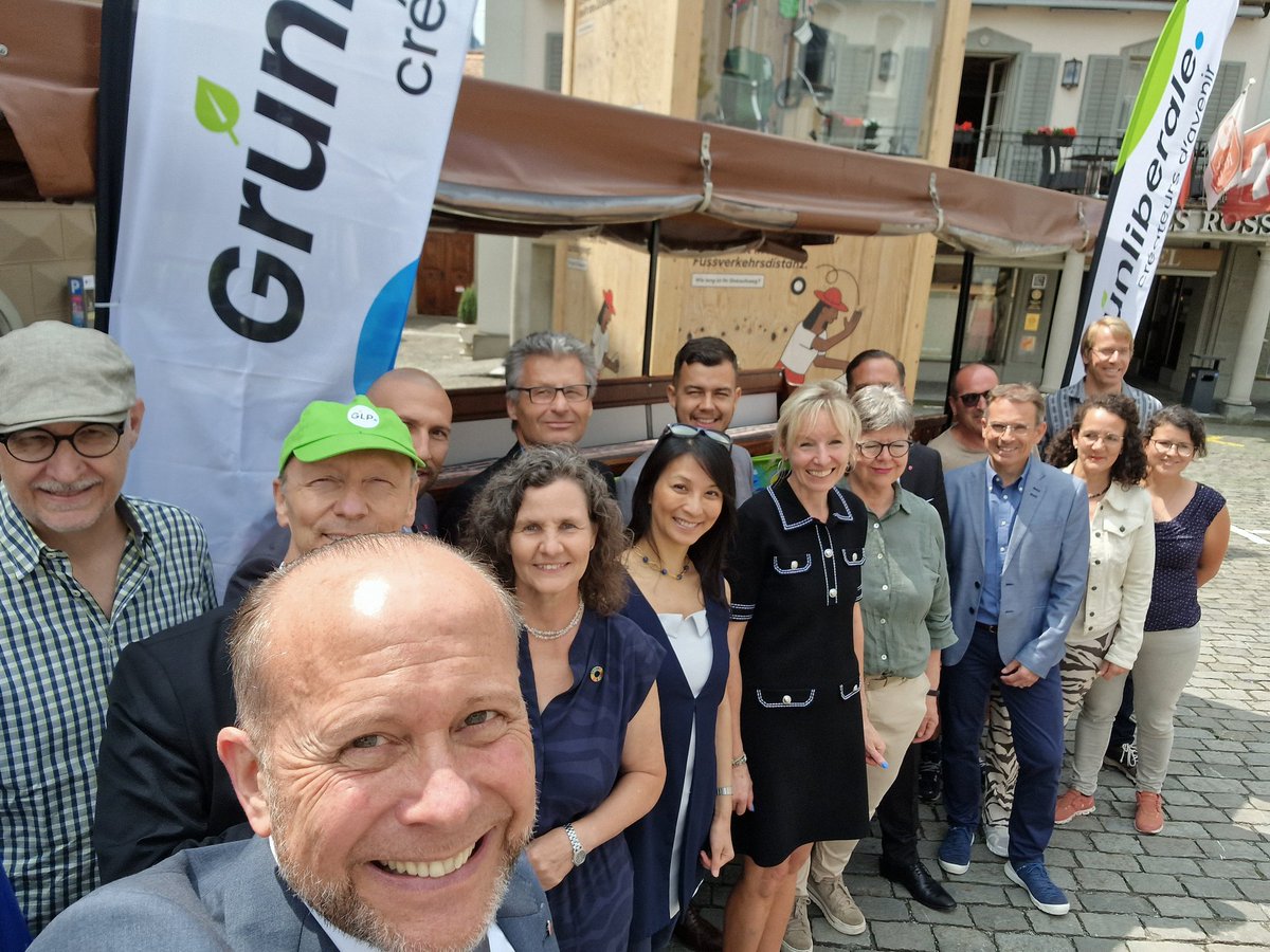 LorenzIlg's tweet photo. Die #grünliberale #Fraktion der @GLP_SZ, mit Besuch der #GLP Nationalrätin @BaSchaffner und zahlreichen #Kandidierende für den #Nationalrat, ist an ihrem traditionellen #Fraktionsausflug quasi #klimaneutral mit drei #Pferdestärken und #Kutsche zum Brätle an die Feuerstelle Franzosenstrasse gefahren.
Anschliessend besichtigten wir in Brunnen den mit 20 MW grössten #Batteriespeicher der Schweiz, welcher der #MWStorage gehört, von @ews_team_rot Schwyz und @fluenceenergy unterhalten und von der #Alpiq AG gegenüber der #SwissGrid vermarktet wird. Er dient der Stabilisierung des Stromnetzes der Schweiz. Danke dem Thurgauer grünliberalen Kantonsrat @rueegg4thurgau, für die spannende Führung!
Anschließend erkläuterte uns Michael Erhardt, Geschäftsführer von @pronaturach SZ das Projekt #Revitalisierung des #Muota-Deltas & #Naturschutzgebiet #Hopfräben
