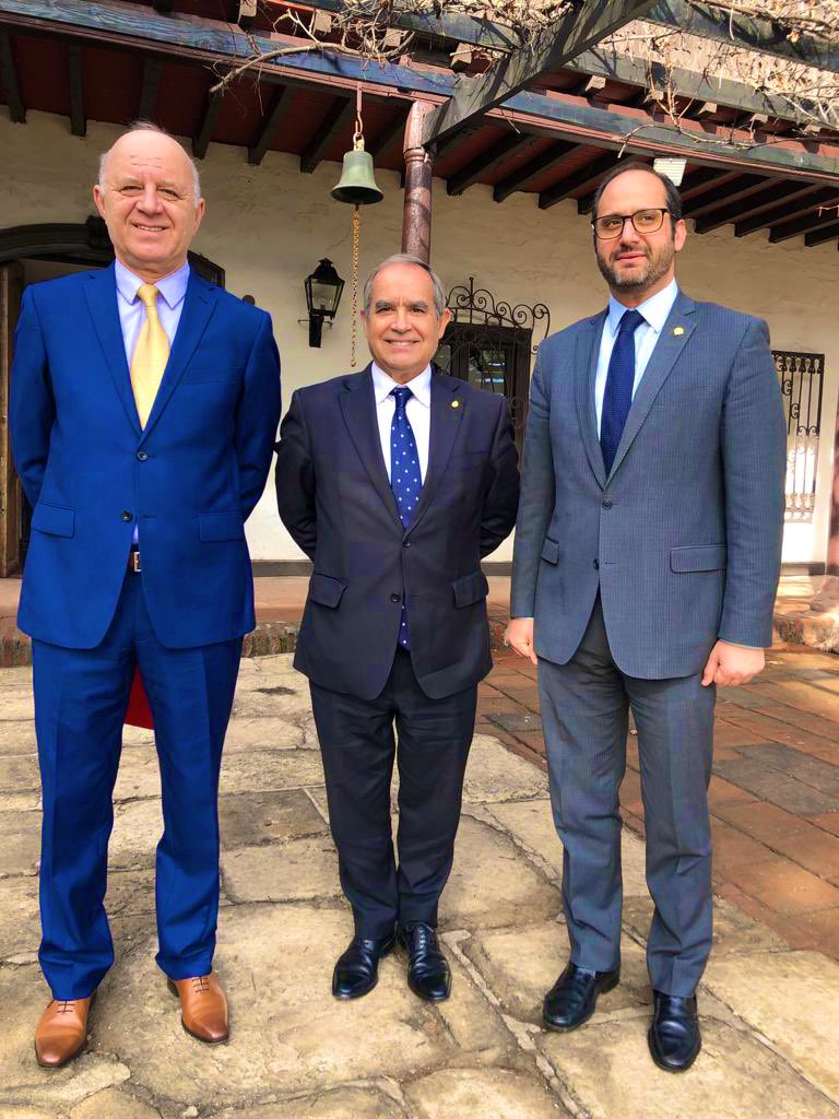 Issa Kort G (@issakortg) on Twitter photo En <a href="/uandresbello/">U. Andrés Bello</a> hemos recibido al Embajador de Rumanía en Chile, Sr Floricel Mocanu, y al Senador <a href="/PughSenador/">Senador Kenneth Pugh</a> con quienes compartimos nuestro reciente convenio firmado con la Universidad Marítima de Constanta
Buen encuentro y trascendentales proyectos por desarrollar
🇨🇱🤝🇷🇴 En <a href="/uandresbello/">U. Andrés Bello</a> hemos recibido al Embajador de Rumanía en Chile, Sr Floricel Mocanu, y al Senador <a href="/PughSenador/">Senador Kenneth Pugh</a> con quienes compartimos nuestro reciente convenio firmado con la Universidad Marítima de Constanta
Buen encuentro y trascendentales proyectos por desarrollar
🇨🇱🤝🇷🇴