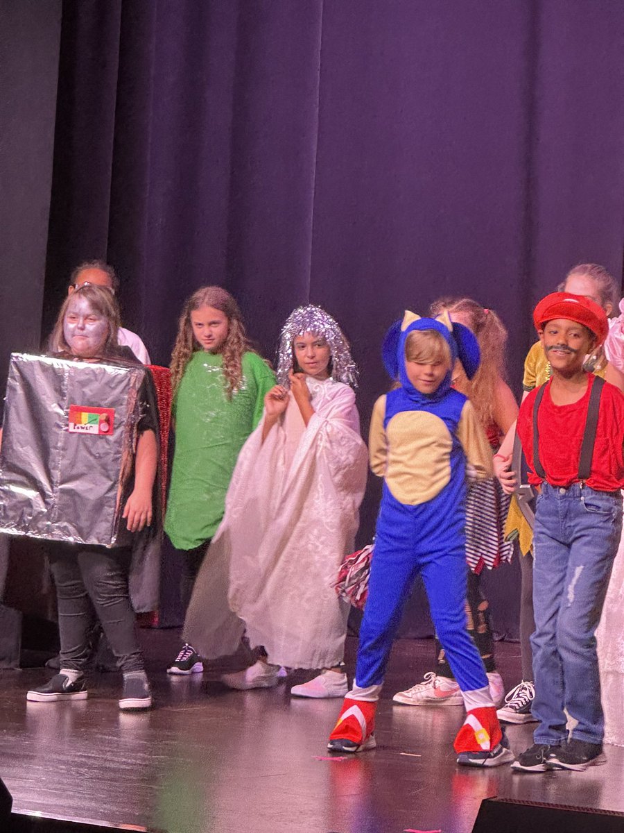 learntreasure's tweet photo. The @IvyHawnSuhr performing arts camp leveled up with their performance of “Press Start” tonight!! What a job well done by all students &amp; thank you to all the teachers who worked so hard to make this a great show!! 🎭 https://t.co/66rDXqkoon