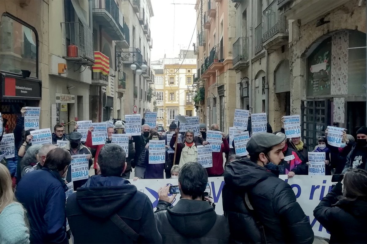 #MEDIAMBIENT | Demanen quatre anys de presó a dues activistes per protestar contra l’assecament d’un riu al #Priorat directa.cat/reclamen-quatr… La Comunitat de Regants del Pantà de Riudecanyes atribueix fins a set delictes a activistes del <a href="/gepecedc/">GEPEC-EdC</a> i <a href="/riusiuranaviu/">RiuSiuranaViu</a>. Per <a href="/Homestatic/">Eloi Latorre</a>