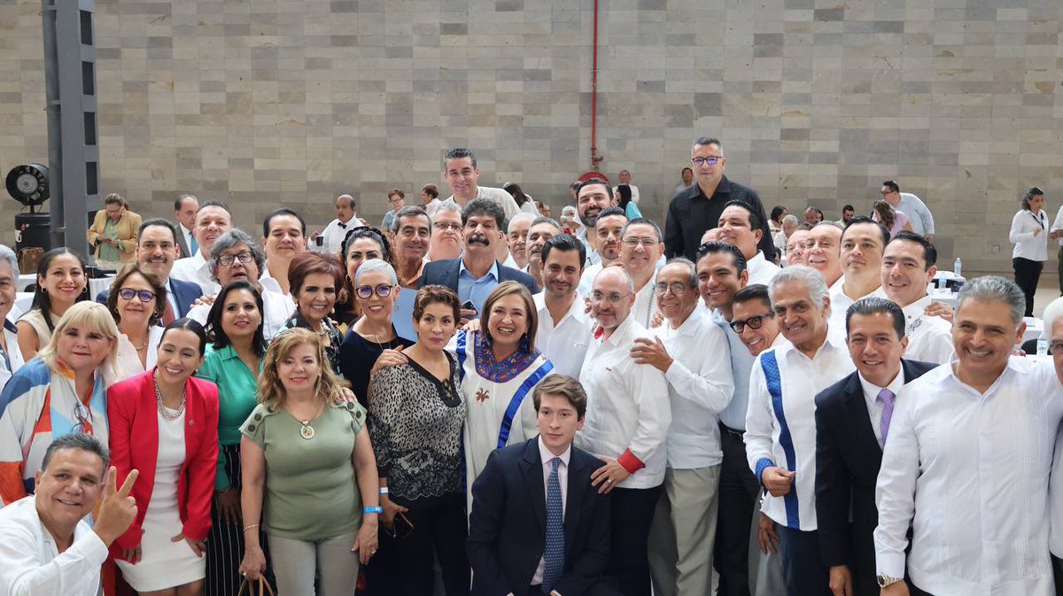 México debe crecer económicamente y, para ello, los buenos empresarios que generan empleos y pagan impuestos, son indispensables.

¡Gracias @Concanaco y <a href="/WeraReynoso/">Ale Wera Reynoso</a> por invitarme hoy a #Aguascalientes!

#XóchitlVa