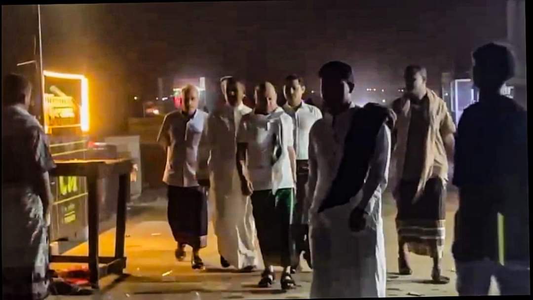 الشيبان الحضارم يقولون مايخرجون آخر الليل 
وفي الغدراء الا السرق..