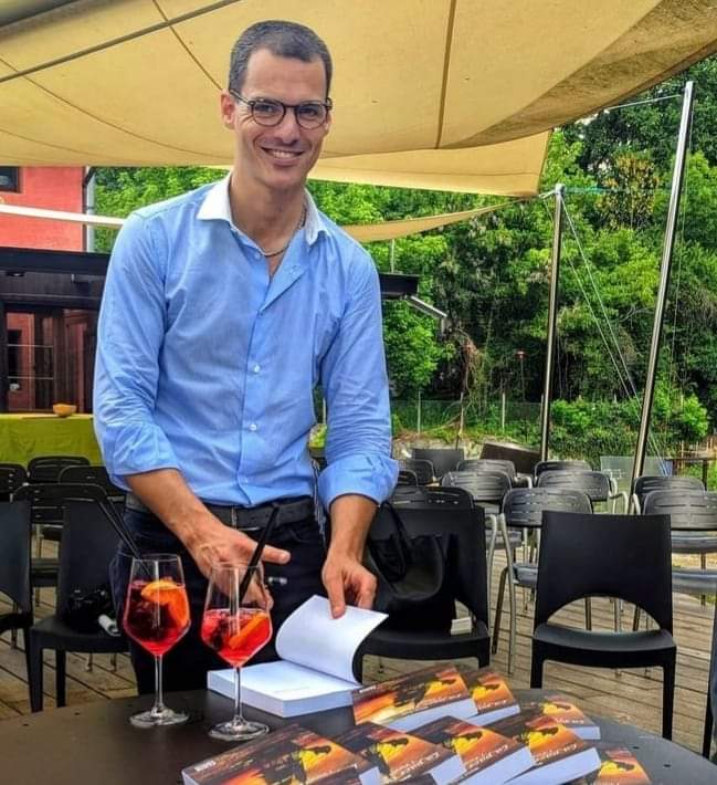 Marco Ruffo è partito così tra uno #spritz e una chiacchiera piratesca ☠️

Oggi si conclude un viaggio meraviglioso con l'uscita del terzo volume della trilogia La pace su Ekeroth 📚

#IdueAlfieri è disponibile in anteprima sul nostro sito castaeditore.it e su #amazon! 📦