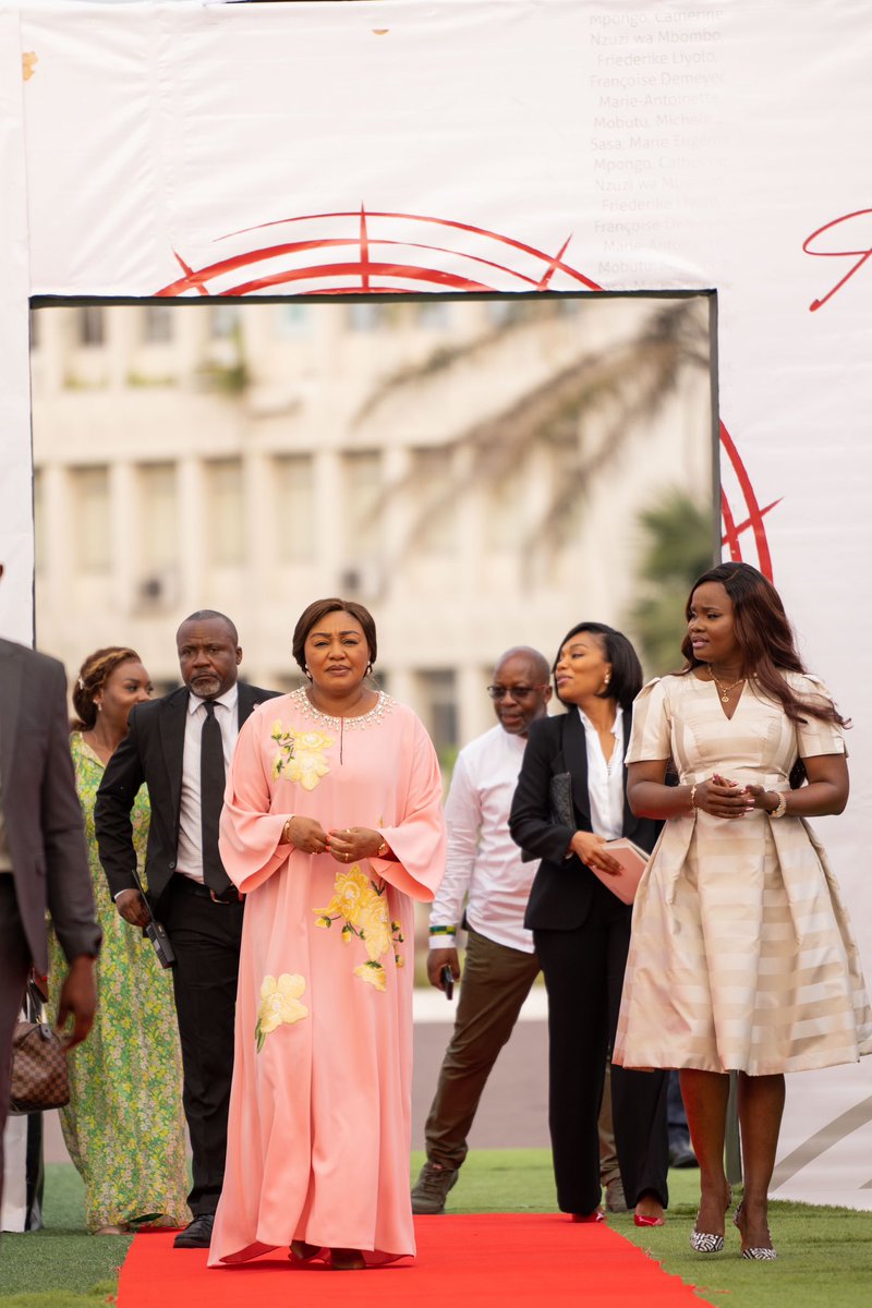 DeniseNyakeru's tweet photo. Je suis très heureuse d’avoir procédé ce jour au vernissage du premier volume de l'ouvrage Congo au féminin qui retrace le parcours de 10 légendes de notre pays.

A cette occasion, nous avons suivi le film-documentaire de l’une de nos légendes : Maman Bobi Ladawa, que je vous invite à découvrir sur nos différentes plateformes. 

#CongoAuFeminin #PlusFortes