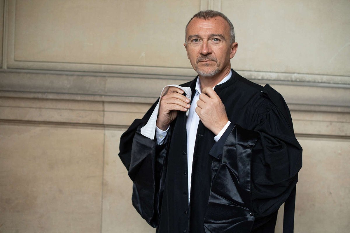 L_ThinkTank's tweet photo. ‼️ [ 🇫🇷 FRANCE ]

 🔸 L'avocat du policier mis en cause dans la mort de Nahel affirme que son client « n'a pas voulu tuer », « s'est ému de la mort de ce jeune homme » et « demande pardon à la famille ».

💬 « Il est dévasté, il ne se lève pas le matin pour tuer des gens. » https://t.co/2osQX14Xde
