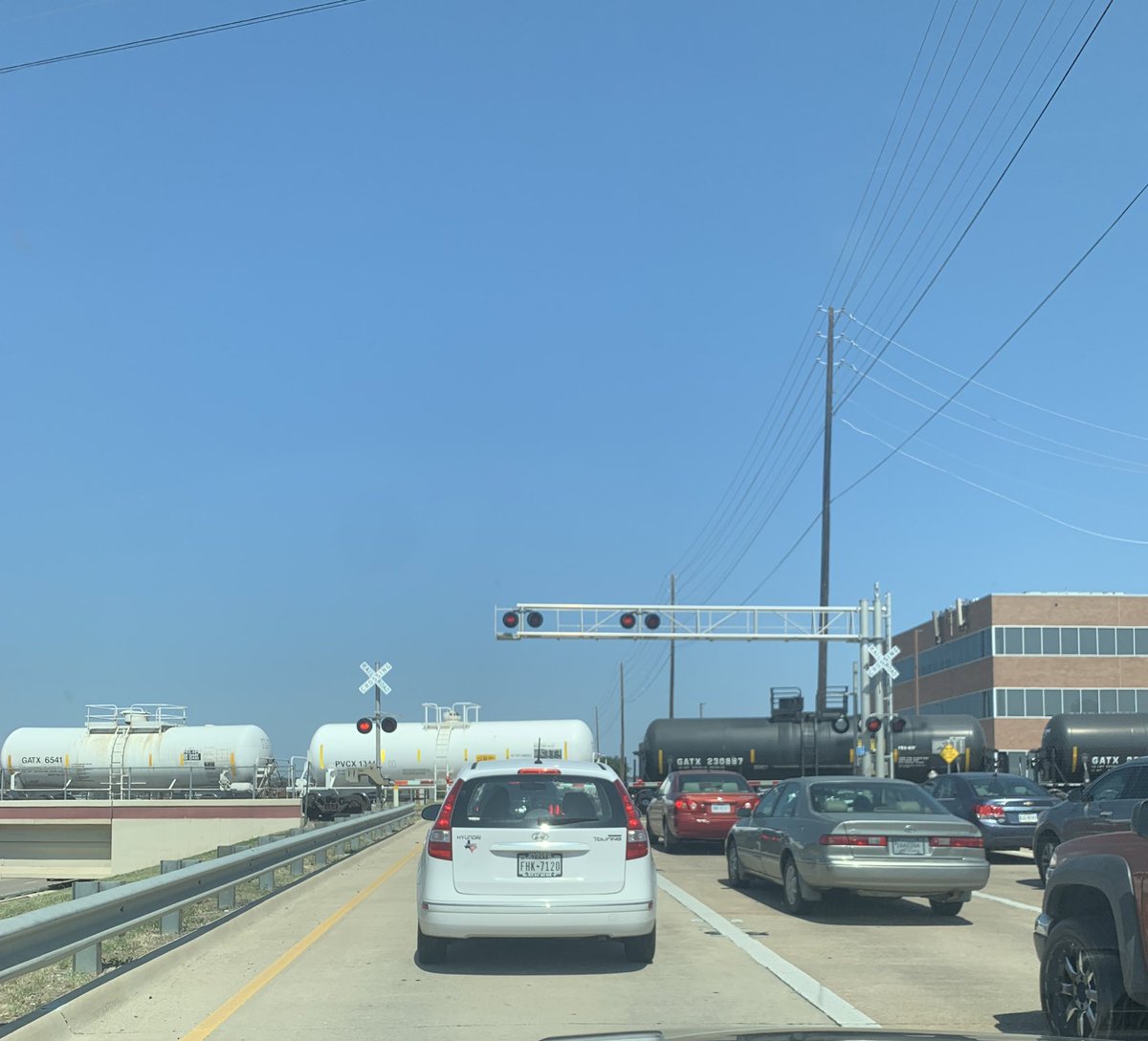 Hey @TxDOTDallas @TxDOT what’s up with the train totally stopped above PGBT in Carrollton/Far North Dallas?? 

Cars backed up on the E and W Trinity Mills roads for over a mile at this point. 

@CityOfDallas @CarrolltonTX