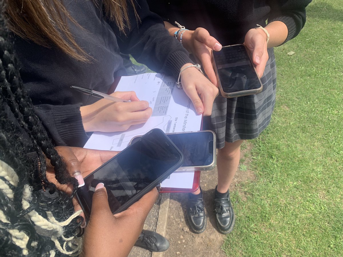 Minster_Geog's tweet image. Year 8 enjoyed collecting and recording  geospatial microclimate data using @what3words to decide where the most sheltered place in school was! #fieldwork