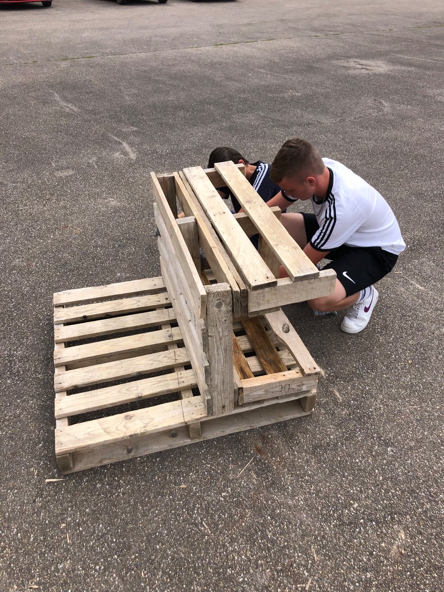 ClgCpe's tweet photo. Les travaux continuent @clgBouligny avec 28 élèves volontaires aujourd’hui qui se relayent pour rénover le #foyer

Merci à tous !

L’atelier palettes reprendra demain à 9h grâce @LoicBetting et on continuera l’atelier peinture lundi après-midi pendant les activités vie scolaire ! https://t.co/jrvHvbbjAn