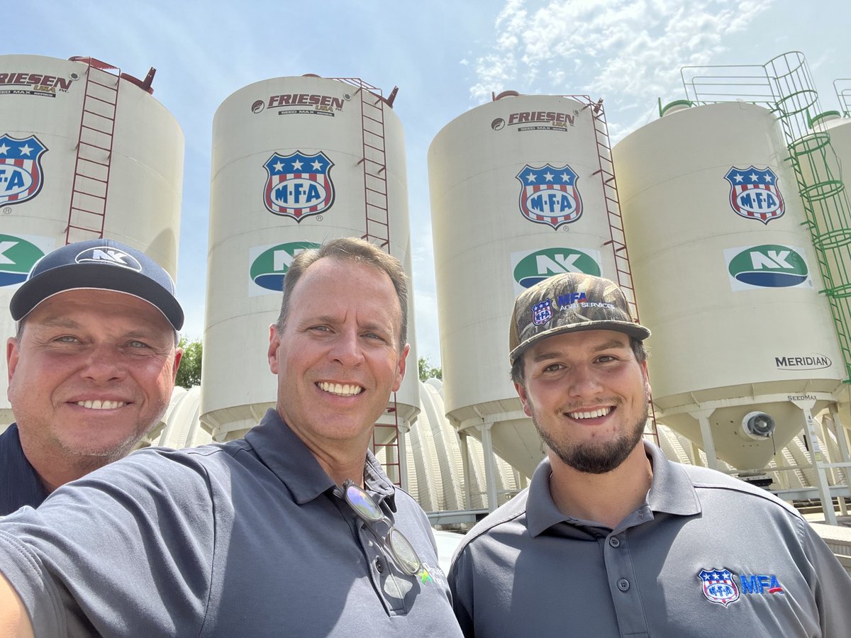 Farm to farm today in NC Missouri with Nathan Koon from MFA.  It rained too! ⁦⁦<a href="/KeithFlick1/">Keith Flick</a>⁩ <a href="/NK_Missouri/">NK Seeds Missouri/Iowa</a>⁩ ⁦<a href="/NKSeeds/">NK Seeds</a>⁩ #nkfarmrally