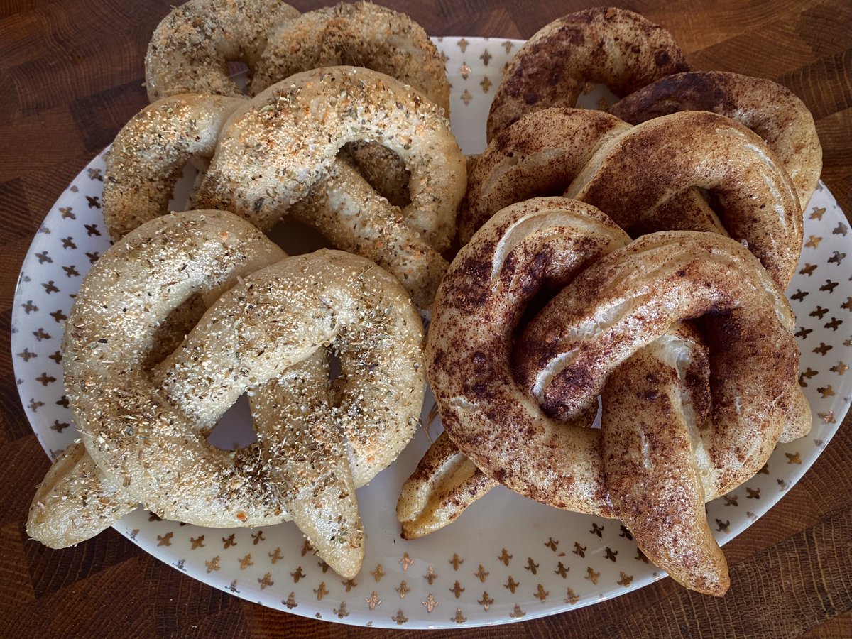 🥨Salty or sweet?🥨

Garlic, oregano, and Parmesan cheese 𝐚𝐧𝐝 cinnamon &amp; sugar soft pretzels made with sourdough discard.

#DTrecipes
#DTloaf