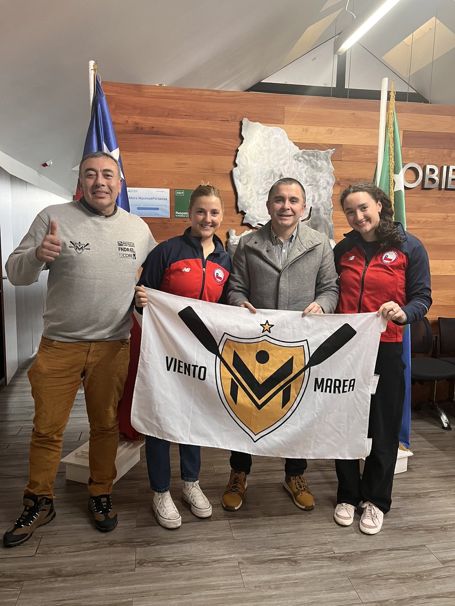Hoy en representación de nuestro Gobernador Regional Patricio Vallespin recibí a las Seleccionadas Chilenas de Remo Christina y Victoria Hostetter; junto al Pdte del Club Viento y Marea <a href="/ruizojedandres/">andres ruiz</a> . Un orgullo que sean parte del gran Team Chile 🇨🇱 rumbo a <a href="/santiago2023/">Santiago 2023</a>.