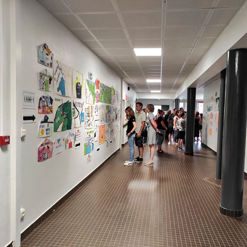 #dsden55 <a href="/DSDEN55/">DSDEN55</a> <a href="/daac_nancy_metz/">Sophie Renaudin #EAC #lecture #oral #territoires</a> Projet transfrontalier secteur de collège d'Ancemont 55 : collages, impressions pour réaliser une affiche de son territoire, avec l'artiste allemande Janine Schlimpert. Restitution ce soir : parents, enseignants et élèves au rendez-vous !