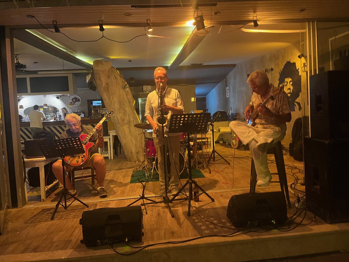 Bu geceden CAZ...
Neşet Ruacan Trio
<a href="/Cazkolik/">Cazkolik</a> <a href="/arsivimden/">Arşivimden Mikrofona</a> ile #cazheryerde
#jazzcafe <a href="/gumusluk/">bayram ali özyanık</a>