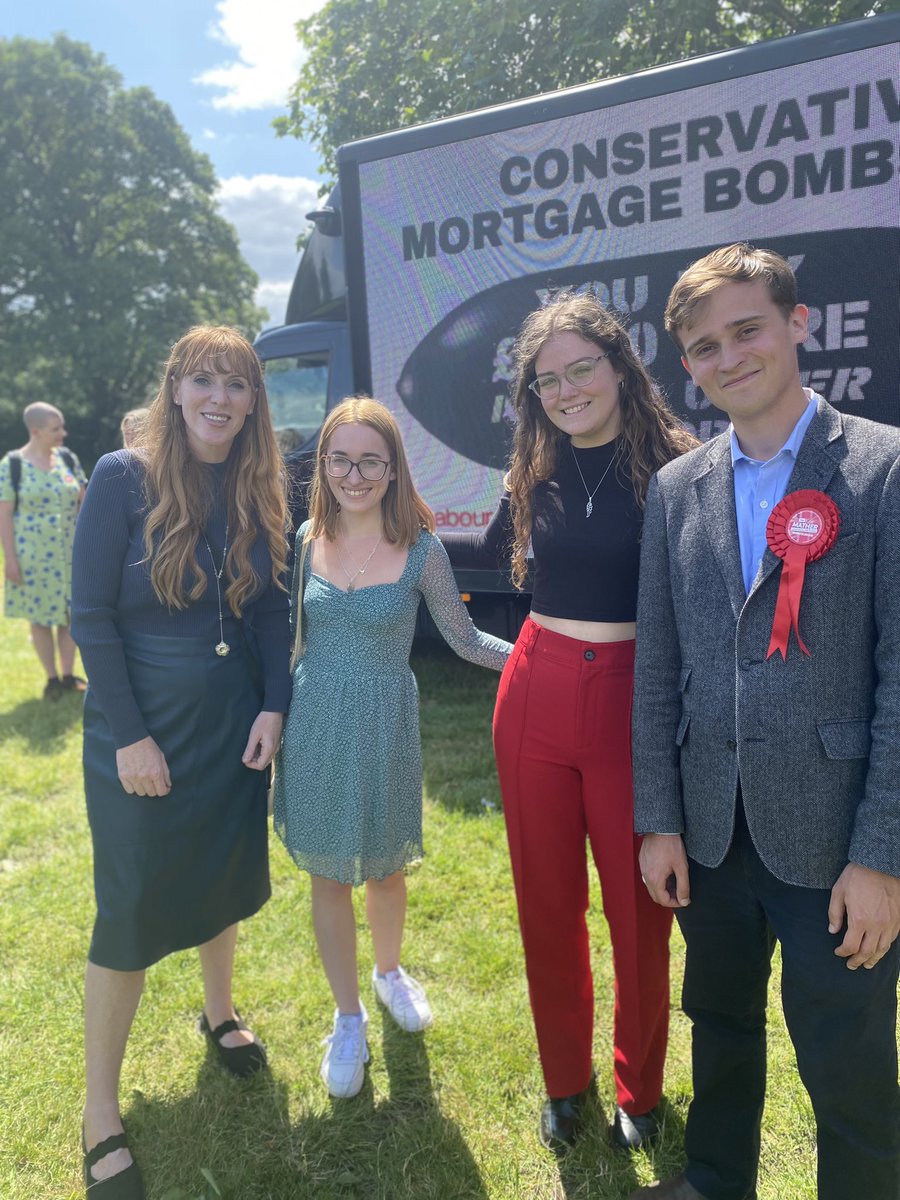 A brilliant sunny day in the lovely villages around Selby! ☀️
Joined by the lovely @AngelaRayner, our brilliant candidiate @Mather_Keir!! 🌹❤️ #VoteLabour