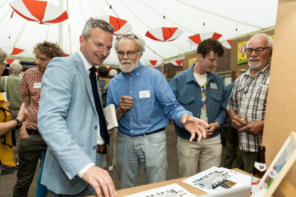 Op mijn eerste dag als gedeputeerde was ik op bezoek bij het zomercongres van <a href="/LeefbaarheidGLD/">LeefbaarheidsAll.GLD</a>.  Wat een warm bad van mensen die samen het verschil maken in onze provincie! Mooie motivatie om dat te ondersteunen als <a href="/provgelderland/">Provincie Gelderland</a>