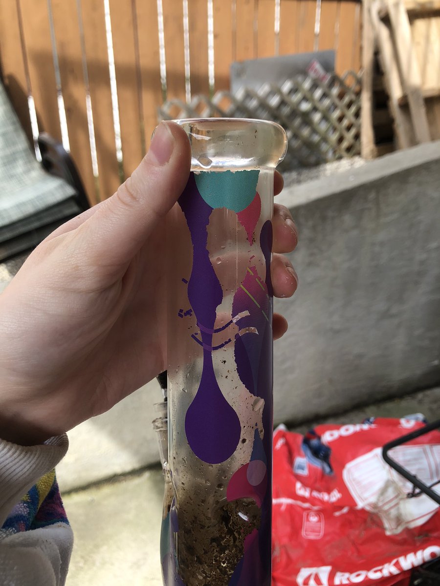 Violetagainx4's tweet photo. the paint is coming off my bong noooo:(((( ignore how dirty she is 😭 https://t.co/i1DBAM1KcS