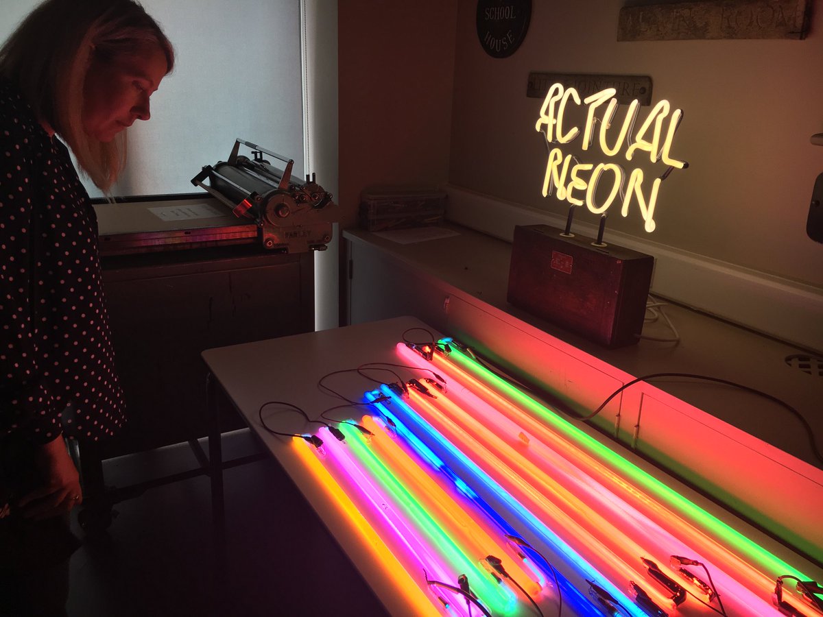 Fun and fascination at neon artist Andy Doig’s talk and demonstration ⁦<a href="/museumartcraft/">Ditchling Museum of Art + Craft</a>⁩ this evening. ⁦@pavilionjody⁩ making a perfect glass tube angle!