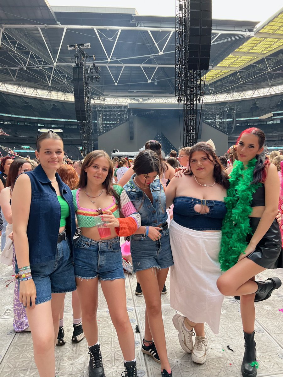 finelinechar's tweet photo. night 4 was one of the best nights of my life, looking at the photos makes me miss my girls so much https://t.co/Ilv0d1xsnr