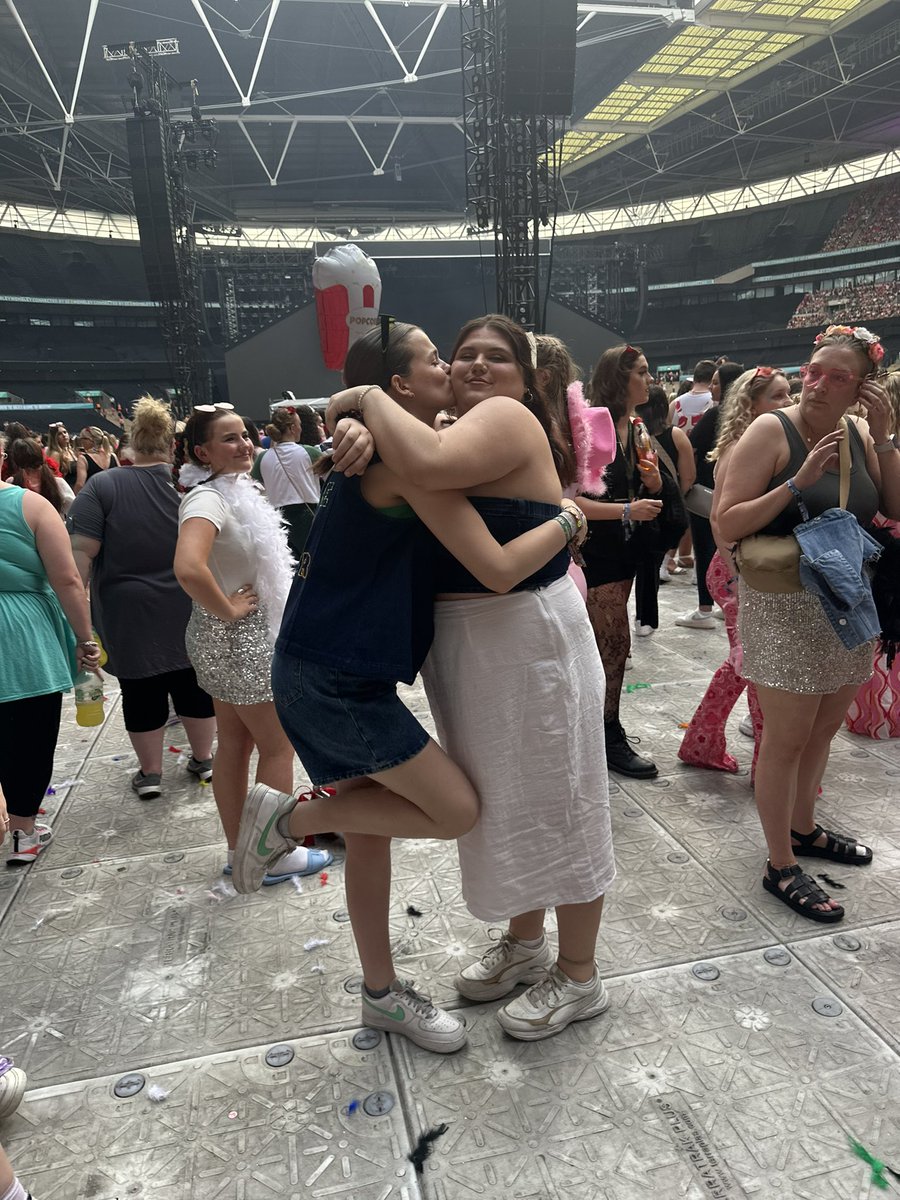 finelinechar's tweet photo. night 4 was one of the best nights of my life, looking at the photos makes me miss my girls so much https://t.co/Ilv0d1xsnr