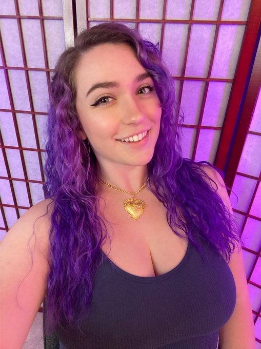 do u like my gold necklace??? :3 https://t.co/qdW4Kf4GSR