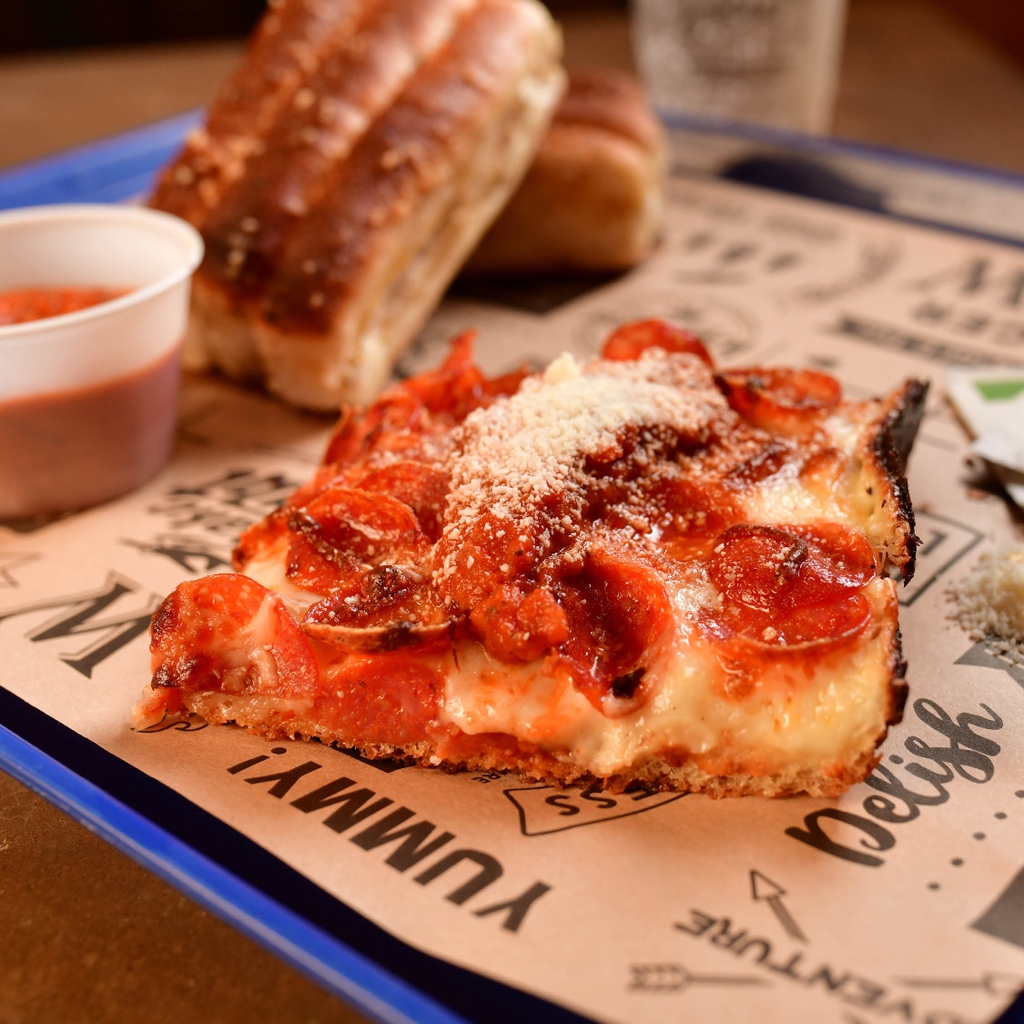 A slice of heaven: Daily Dough deep-dish pizza. 🍕 Try it today in Camp Social. 😆 Open from 5 pm – 9 pm in Camp Social.

wildernessresort.com/dining/the-dai…

#wildernessresort #wisconsindells #pizza