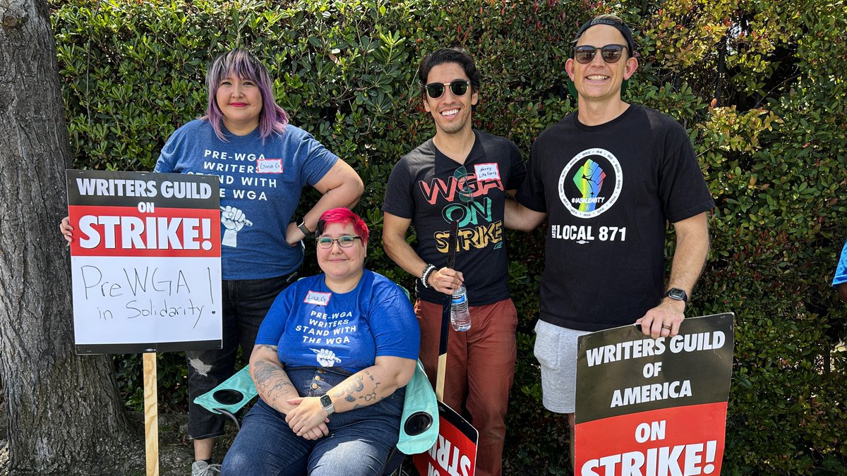 Celebrating #PreWGADay with great people.

Thanks for planning such a great event, <a href="/JoeMightLikeTV/">Joseph Mwamba</a> and <a href="/jelenawoehr/">Yell in a War</a>! Turnout was fantastic as always.

<a href="/AleksBiskis/">Aleks Biskis</a> <a href="/ginagemeni/">Gina G ✨</a> @lisagemeni <a href="/BlutmanMark/">Mark Blutman</a> <a href="/PreWGAStrike/">Pre-WGA Strike Support</a>