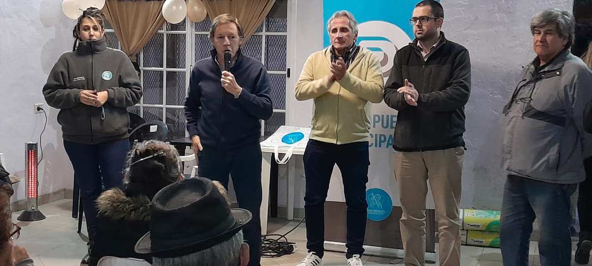 JuanCoronelZ6's tweet photo. Hoy entregade  de los controles de las alarma en barrio la estrella en centro de jubilados un sueño gracias a pp y  yamara Burgueño y su equipo @JuanCoronelZ6 @AndresSalvaggio @jaimemendezh@frannigro@sabinalop@AgustinSSorondo @yamarab23 https://t.co/f99kDO8YcS