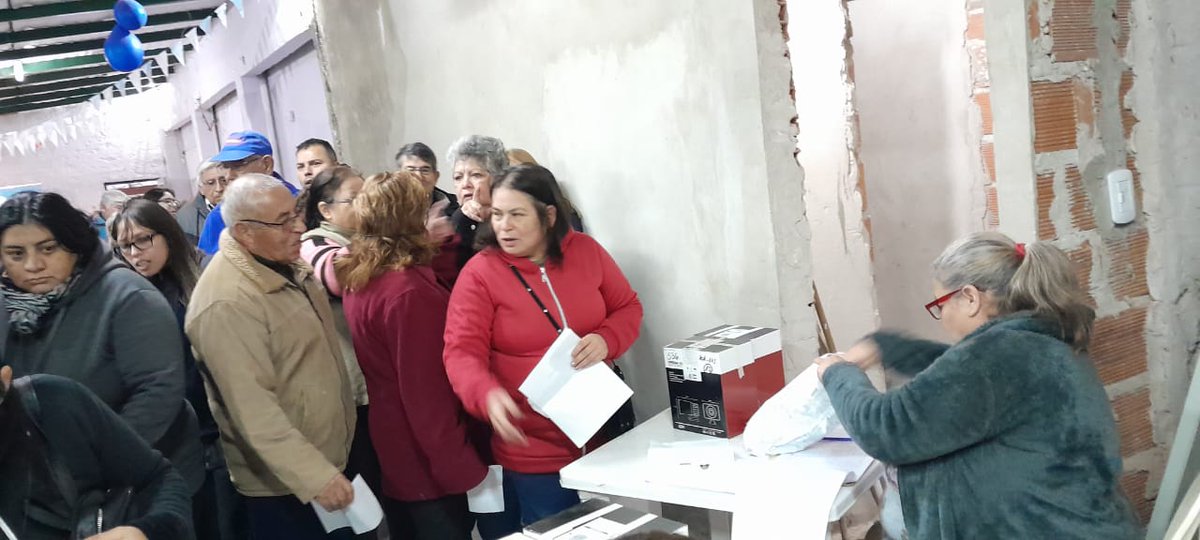 JuanCoronelZ6's tweet photo. Hoy entregade  de los controles de las alarma en barrio la estrella en centro de jubilados un sueño gracias a pp y  yamara Burgueño y su equipo @JuanCoronelZ6 @AndresSalvaggio @jaimemendezh@frannigro@sabinalop@AgustinSSorondo @yamarab23 https://t.co/f99kDO8YcS