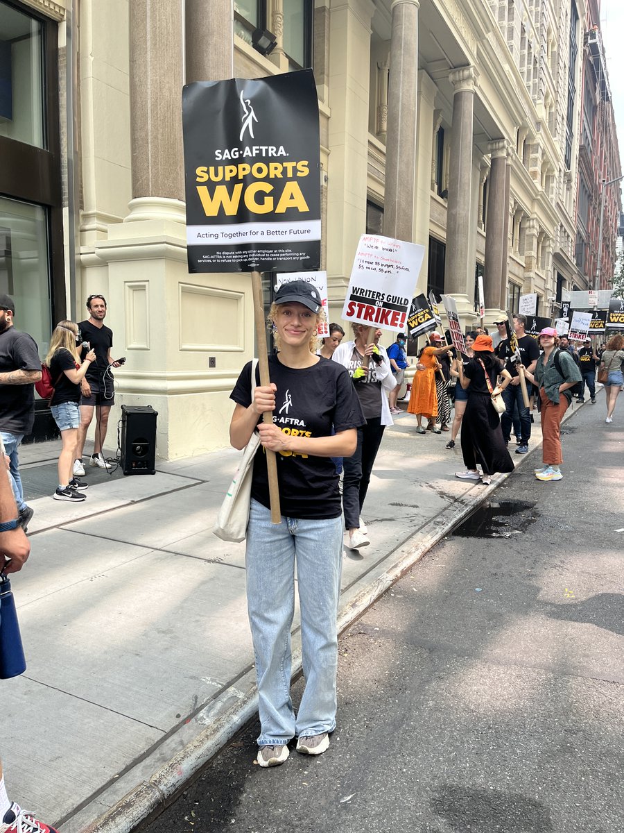 We would expect nothing less from NY and LA #sagaftramembers than this amazing show of #WGAstrong SOLIDARITY! 💪