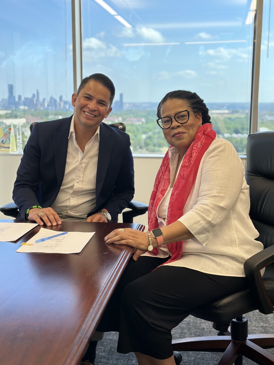 It was a great today, as Ms. Barbara Spears-Corbett, Original L. C. Anderson alumna, joined me to sign the joint use agreement for the Yellow Jacket Conference Center. #AISDproud <a href="/EastsideECHS/">Eastside ECHS</a>