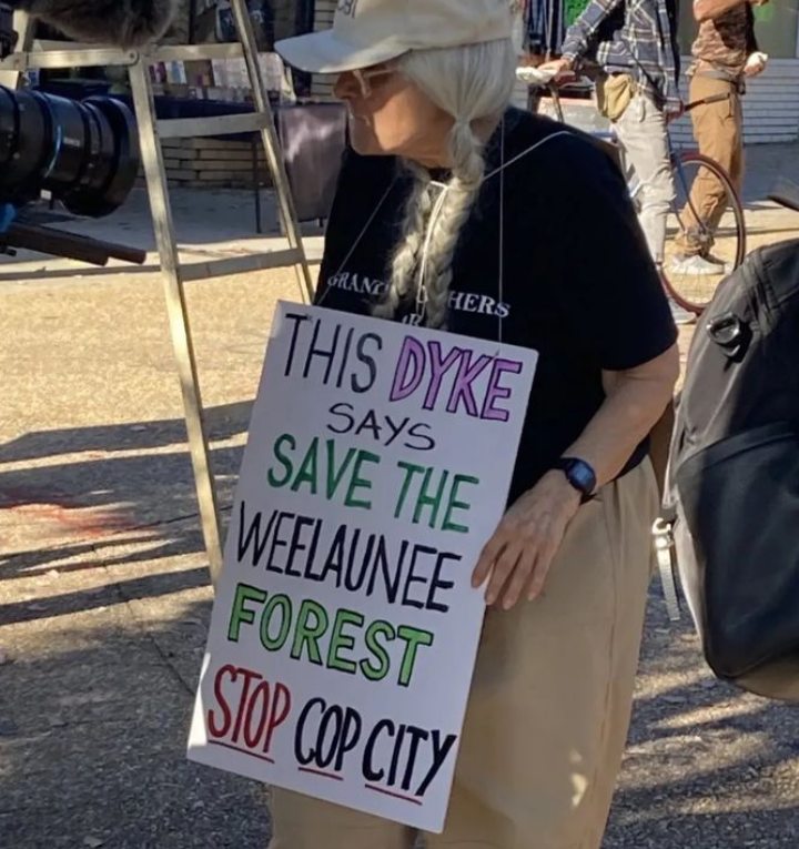 APD just arrested Lorraine Fontana.
...y'all look so stupid right now...
#PoliceState #StopCopCity