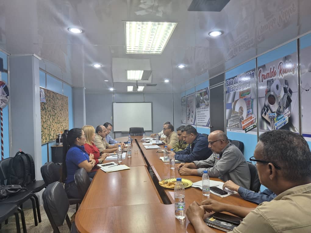 CVG_Oficial's tweet photo. El vpdte. de la Junta Interventora de la CVG @alexroca1 tuvo un encuentro con el sector aluminio en @ciffhcf junto a su pdte. @fariacrt , donde debatieron importantes acuerdos para que la empresa se sume en alianza con las instituciones del sector en la fabricación de piezas. https://t.co/BSCzAoASy5