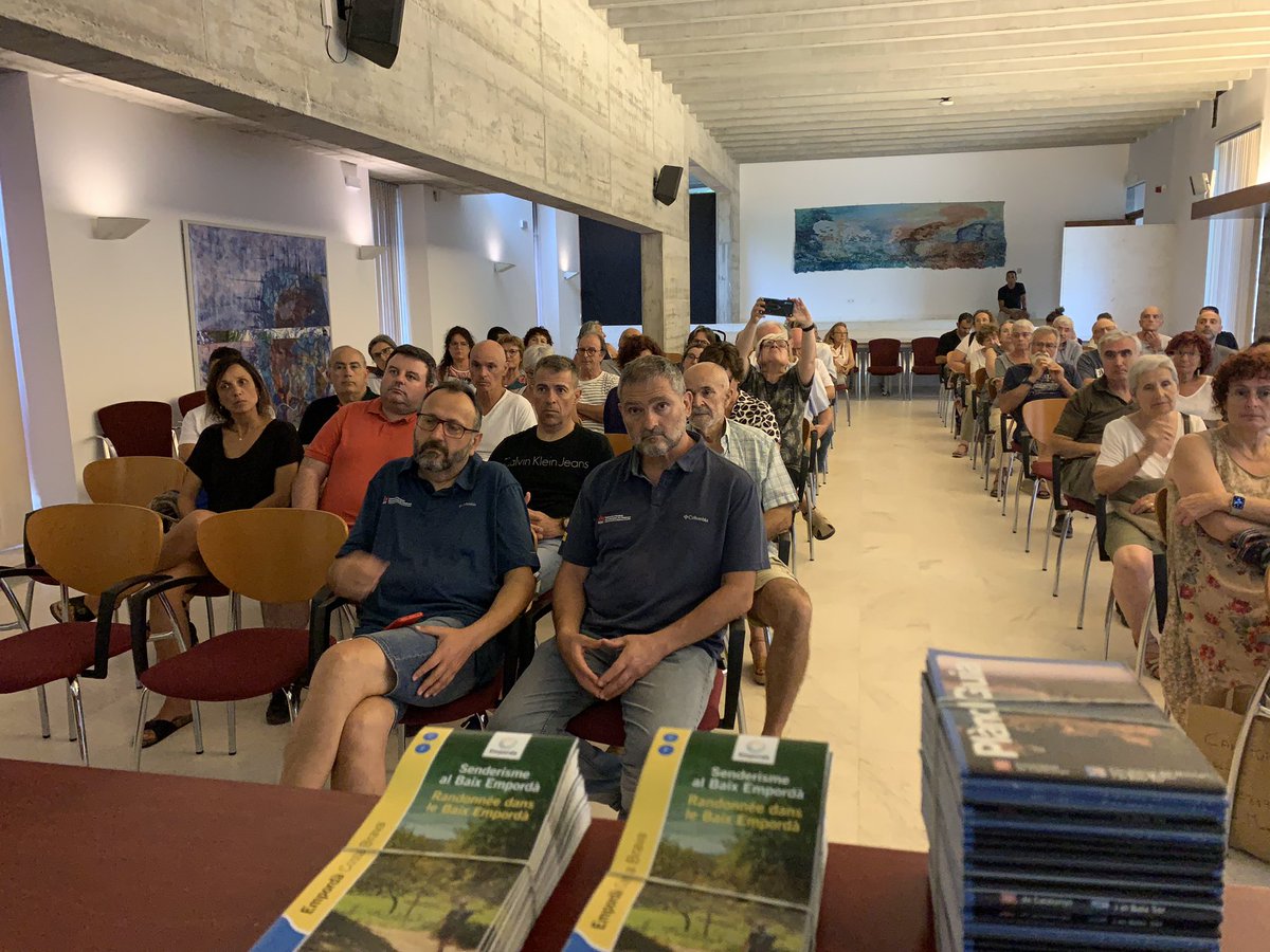PolloRoses's tweet photo. Un plaer representar a la @FEEC_cat en la presentació del que serà nou club de la #RegioII, el Club Excursionista Montgrí de Torroella.
Sempre al servei de les entitats! 🙌 https://t.co/jToFWuiG5h