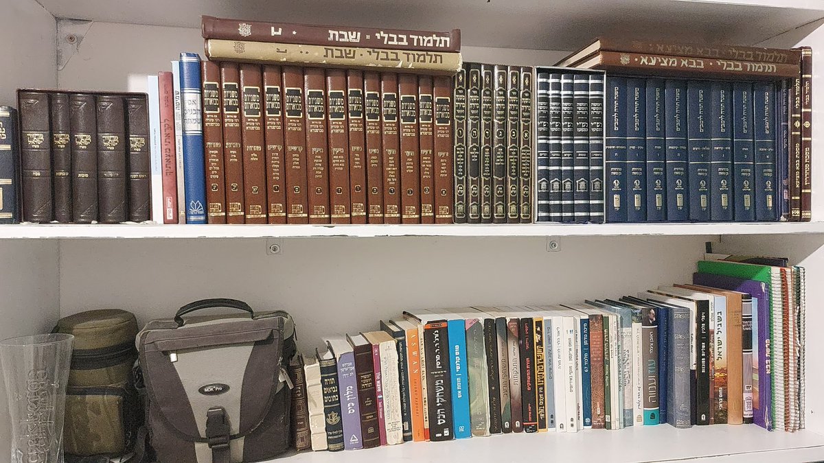 nitays124's tweet photo. @MosheBlau תלמיד מכינה שרק השנה התחיל להתעניין בספרים דתיים ולאסוף ספרים לארון (כמו שכנראה רואים), ככה שכל הספרים או מהשנה או מהבר מצווה
מעניין לצלם מחדש עוד עשור לראות את ההבדלים בין אז להיום https://t.co/IAynN3zTSa