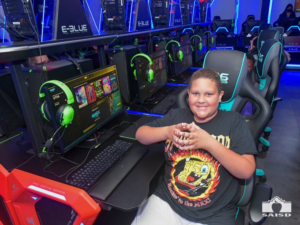 SAISD's tweet image. The Path Finders summer program shared career possibilities in Esports at the esix Game Arena at Six Flags Fiesta Texas.
El programa de verano Path Finders brindo oportunidades profesionales en los deportes electrónicos con una visita al esix Game Arena en Six Flags Fiesta Texas.