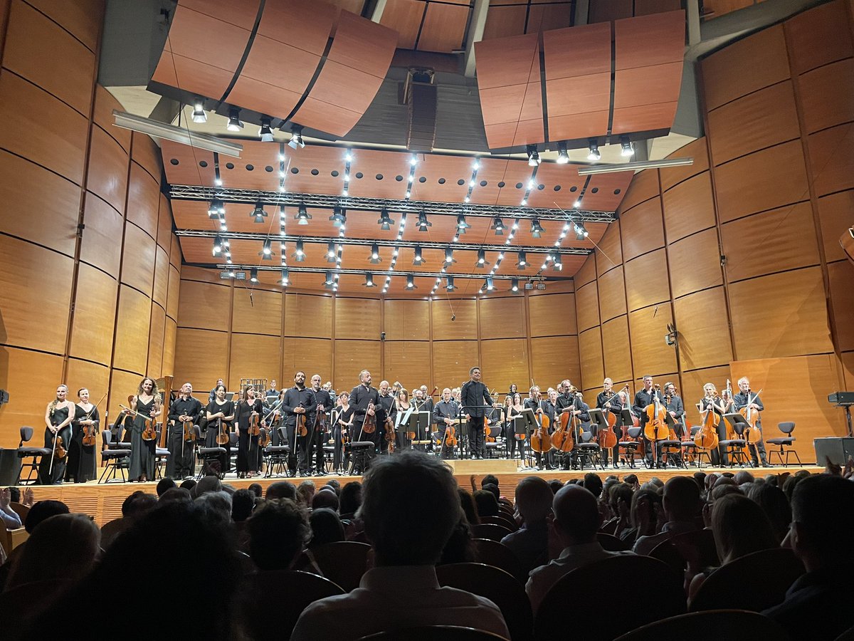 ambrareda's tweet image. 🤫 è stata solo magia… 

#morricone @Sinfonica_mi