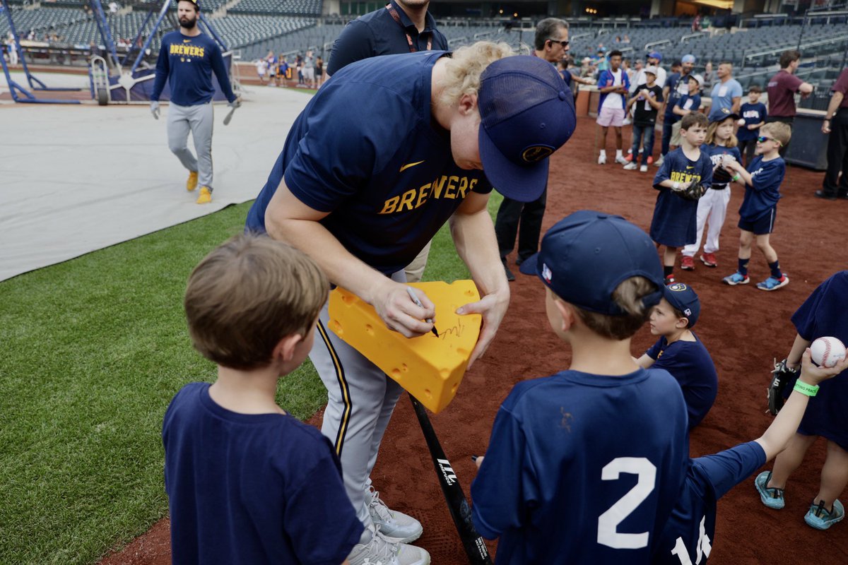 Brewers's tweet photo. Baby Brewers!
 
The Rye (NY) Little League T-Ball "Brewers" came to meet their Major League counterparts at BP.

#ThisIsMyCrew https://t.co/gLgeTInU19